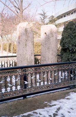 세검정초등학교 교정의 장의사지 당간지주. 개발논리에 맞서 굳건히 제자리를 지키고 있다. 그래도 그 상대가 자동차가 아니라 행인이라는 것이 덜 부담스럽다. 